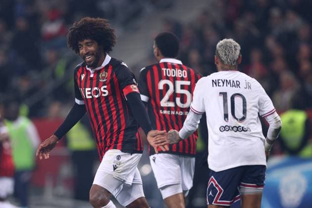 Fußball, OGC Nizza - Paris St. Germain Nice, France, 5th March 2022. Dante of OGC Nice reacts as he shakes hands with Neymar Jr of PSG following a clash during the Uber Eats Ligue 1 match at Allianz Riviera Stadium, Nice. Picture credit should read: Jonathan Moscrop Sportimage EDITORIAL USE ONLY. No use with unauthorised audio, video, data, fixture lists, club league logos or live services. Online in-match use limited to 120 images, no video emulation. No use in betting, games or single club league player publications. SPI-1565-0028