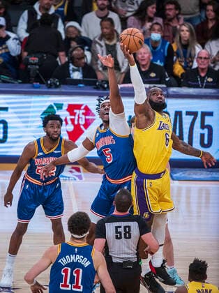 March 5, 2022, Los Angeles, California, USA: LeBron James 6 of the Los Angeles Lakers wins the tipoff against Kevon Looney 5 of the Golden State Warriors on during their NBA, Basketball Herren, USA game on Saturday March 5, 2022 at Crypto.com Arena in Los Angeles, California. PI Los Angeles USA - ZUMAp124 20220305_zaa_p124_003 Copyright: xJAVIERxROJASx