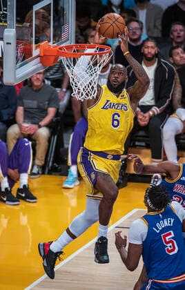 March 5, 2022, Los Angeles, California, USA: LeBron James 6 of the Los Angeles Lakers dunks the ball during their NBA, Basketball Herren, USA game against the Golden State Warriors on Saturday March 5, 2022 at Crypto.com Arena in Los Angeles, California. PI Los Angeles USA - ZUMAp124 20220305_zaa_p124_005 Copyright: xJAVIERxROJASx
