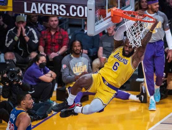 Bilder des Jahres 2022, Sport 03 März Sport Themen der Woche KW09 Sport Bilder des Tages March 5, 2022, Los Angeles, California, USA: LeBron James 6 of the Los Angeles Lakers dunks the ball during their NBA, Basketball Herren, USA game against the Golden State Warriors on Saturday March 5, 2022 at Crypto.com Arena in Los Angeles, California. PI Los Angeles USA - ZUMAp124 20220305_zaa_p124_007 Copyright: xJAVIERxROJASx