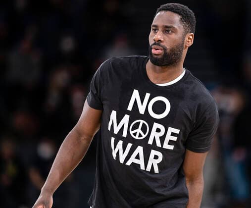Eddy Edigin Towers wears NO MORE WAR T shirt 05 03 22, Hamburg, Hamburg Towers vs EWE Baskets Oldenburg, easyCredit BBL, Basketball Bundesliga, 1 Liga, season 2021 2022, matchday 23 Â