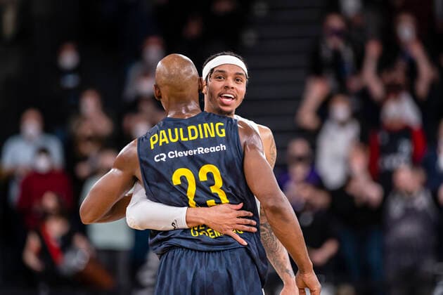Warm hugs, Rickey Paulding EWE , Caleb Homesley Towers 05 03 22, Hamburg, Hamburg Towers vs EWE Baskets Oldenburg, easyCredit BBL, Basketball Bundesliga, 1 Liga, season 2021 2022, 23 matchday Â