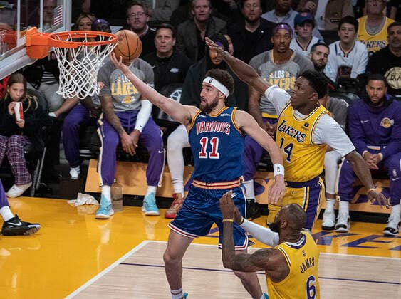 March 5, 2022, Los Angeles, California, USA: Klay Thompson 11 of the Golden State Warriors puts up a layup during their NBA, Basketball Herren, USA game against the Los Angeles Lakers on Saturday March 5, 2022 at Crypto.com Arena in Los Angeles, California. Lakers defeat Warriors, 124-116. PI Los Angeles USA - ZUMAp124 20220305_zaa_p124_016 Copyright: xJAVIERxROJASx