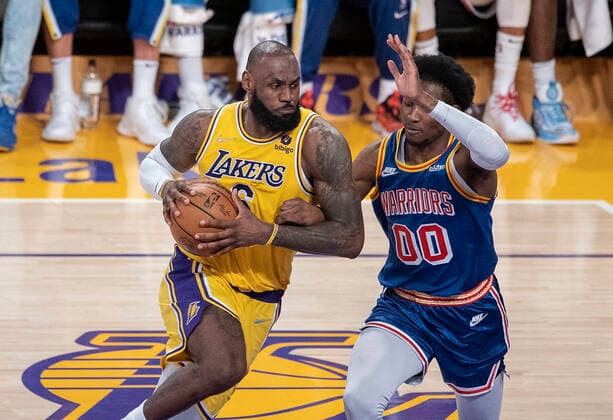 March 5, 2022, Los Angeles, California, USA: LeBron James 6 of the Los Angeles Lakers tries to get past Jonathan Kuminga 00 of the Golden State Warriors during their NBA, Basketball Herren, USA game on Saturday March 5, 2022 at Crypto.com Arena in Los Angeles, California. Lakers defeat Warriors, 124-116. PI Los Angeles USA - ZUMAp124 20220305_zaa_p124_032 Copyright: xJAVIERxROJASx