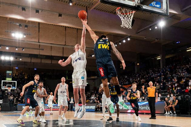 Lukas Meisner Hamburg Towers 7 vs Martin Breuning EWE Baskets Basketball 12 Hamburg Towers vs EWE Baskets Oldenburg, Basketball, Bundesliga, Hauptrunde, Spieltag 23, Saison 2021 2022, 05 03 2022 Marcel von Fehrn Hamburg Towers vs EWE Baskets Oldenburg, Basketball, Bundesliga, Hauptrunde, Spieltag 23, Saison 2021 2022, 05 03 2022 Hamburg Copyright: xEibnerxPressefoto MarcelxvonxFehrnx EP_MFN
