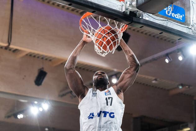 Eddy Edigin Hamburg Towers 17 hangs after throw at basket Hamburg Towers vs EWE Baskets Oldenburg, Basketball, Bundesliga, Hauptrunde, Spieltag 23, Saison 2021 2022, 05 03 2022 Marcel von Fehrn Hamburg Towers vs EWE Baskets Oldenburg, Basketball, Bundesliga, Hauptrunde, Spieltag 23, Saison 2021 2022, 05 03 2022 Hamburg Copyright: xEibnerxPressefoto MarcelxvonxFehrnx EP_MFN