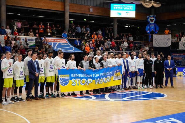 Peace declaration of both teams before the game, Ukraine, Syntainics MBC vs Medi Bayreuth, Basketball Bundesliga, Maenner, 2021 2022, 23 Spieltag, 05 03 2022, Syntainics MBC vs Medi Bayreuth, Basketball Bundesliga, Maenner, 2021 2022, 23 Spieltag, 05 03 2022, Weissenfels Copyright: xEibner-Pressefoto EckehardxSchulzx ep_eer