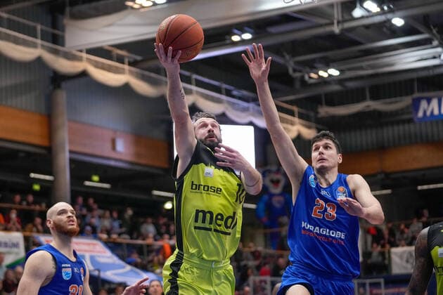 Reggie Upshaw MBC, 30 , Bastian Doreth Bayreuth, 10 , Goran Huskic MBC, 23 , Syntainics MBC vs Medi Bayreuth, Basketball Bundesliga, Men, 2021 2022, 23 Match Day, 05 03 2022, Syntainics MBC vs Medi Bayreuth, Basketball Bundesliga, Men, 2021 2022, 23 Match Day, 05 03 2022, Weissenfels. Copyright: xEibner-Pressefoto EckehardxSchulzx ep_eer