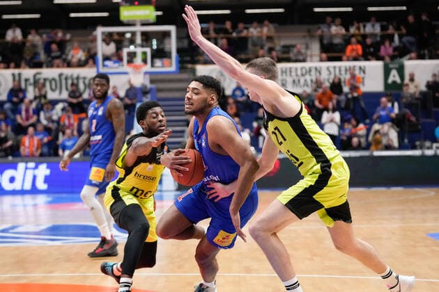 Sacar Anim Bayreuth, 2 , Kostja Mushidi MBC, 11 , Janari Joesaar Bayreuth, 21 , Syntainics MBC vs Medi Bayreuth, Basketball Bundesliga, Men, 2021 2022, 23 Match Day, 05 03 2022, Syntainics MBC vs Medi Bayreuth, Basketball Bundesliga, Men, 2021 2022, 23 Match Day, 05 03 2022, Weissenfels. Copyright: xEibner-Pressefoto EckehardxSchulzx ep_eer