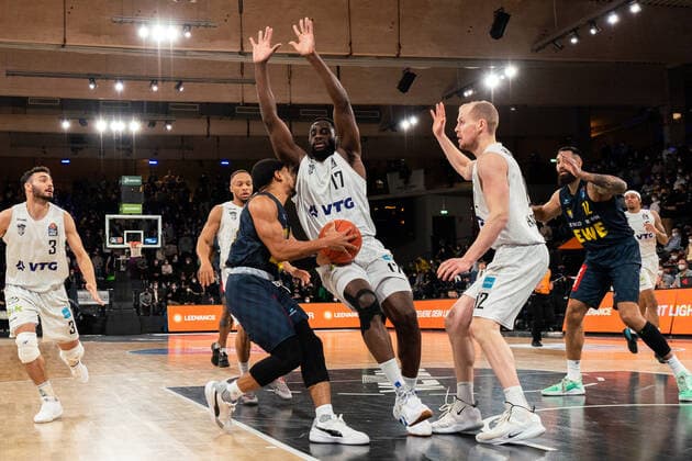 Eddy Edigin Hamburg Towers 17 wants to block throw from Phil Pressey EWE Baskets Basketball 11 Hamburg Towers vs EWE Baskets Oldenburg, Basketball, Bundesliga, Hauptrunde, Spieltag 23, Saison 2021 2022, 05 03 2022 Marcel von Fehrn Hamburg Towers vs EWE Baskets Oldenburg, Basketball, Bundesliga, Hauptrunde, Spieltag 23, Saison 2021 2022, 05 03 2022 Hamburg Copyright: xEibnerxPressefoto MarcelxvonxFehrnx EP_MFN