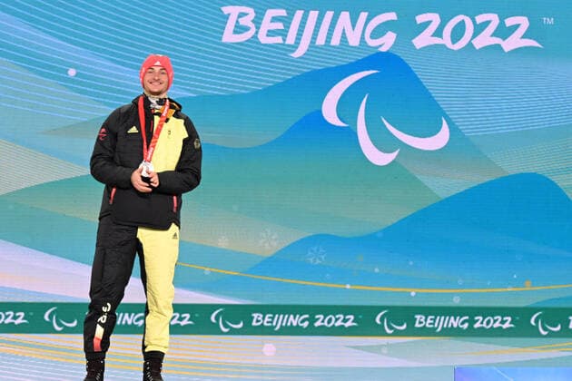 Bilder des Jahres 2022, Sport 03 März Sport Themen der Woche KW09 Sport Bilder des Tages Paralympics Peking 2022 Super-G Peking (CHINA 06.03.22 Wettkampftag 2 Zhangjiakou Medal Plaza Siegerehrung Para Biathlon Sprint MAIER, Marco (GER) vom SV Kirchzarten (BAD), geboren am 20.12.1999 in Oberstdorf, paralympische Klassifikation: LW8 stehend gewinnt Silber Credit: Ralf Kuckuck, DBS Yanging National Alpine Ski Center China *** Paralympics Beijing 2022 Super G Beijing CHINA 06 03 22 Competition Day 2 Zhangjiakou Medal Plaza Award Ceremony Para Biathlon Sprint MAIER, Marco GER from SV Kirchzarten BAD , born 20 12 1999 in Oberstdorf, Paralympic classification LW8 standing wins silver Credit Ralf Kuckuck, DBS Yanging National Alpine Ski Center China