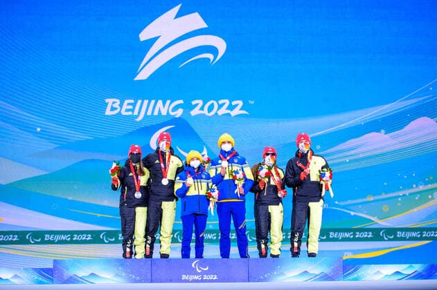 Paralympic Games Beijing 2022 06 3 2022 Day 2 ZHANGIJAKOU, PEOPLES REPUBLIC OF CHINA MARCH 06 Image of the Paralympic Games Beijing 2022 during the at Zhangijakou Medals Plaza of Zhangijakou on 06 3 2022 in Hebei Peoples Republic of China KAZMAIER, Linn GER , local club SZ Roemerstein WUER , date of birth 05 11 2006 place of birth Nuertingen, paralympic classification B3 and her guide BAUMANN, Florian GER and WALTER, Leonie GER , local club SC St Peter BAD , date of birth 17 10 2004 place of birth Freiburg, paralympic classification B2 receiving their medals Oliver Kremer DBS Copyright: xBEAUTIFULxSPORTS OliverxKremerx
