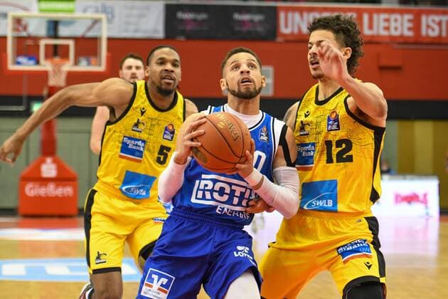 Kendale McCullum, Jonah Radebaugh 23 matchday, Basketball Bundesliga, Basketball season 2021 2022, Germany, easyCredit BBL, Germany, Giessen 46ers, giessen blue, men, Jobstairs GIESSEN 46ers MHP Riesen Ludwigsburg,men, Ludwigsburg in yellow