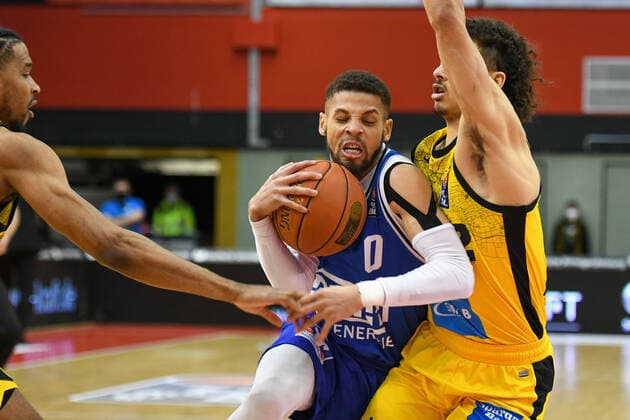 Kendale McCullum, Jonah Radebaugh 23 matchday, Basketball Bundesliga, Basketball season 2021 2022, Germany, easyCredit BBL, Germany, Giessen 46ers, giessen blue, men, Jobstairs GIESSEN 46ers MHP Riesen Ludwigsburg,men, Ludwigsburg in yellow