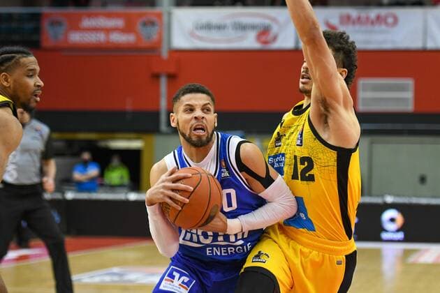 Kendale McCullum, Jonah Radebaugh 23 matchday, Basketball Bundesliga, Basketball season 2021 2022, Germany, easyCredit BBL, Germany, Giessen 46ers, giessen blue, men, Jobstairs GIESSEN 46ers MHP Riesen Ludwigsburg,men, Ludwigsburg in yellow