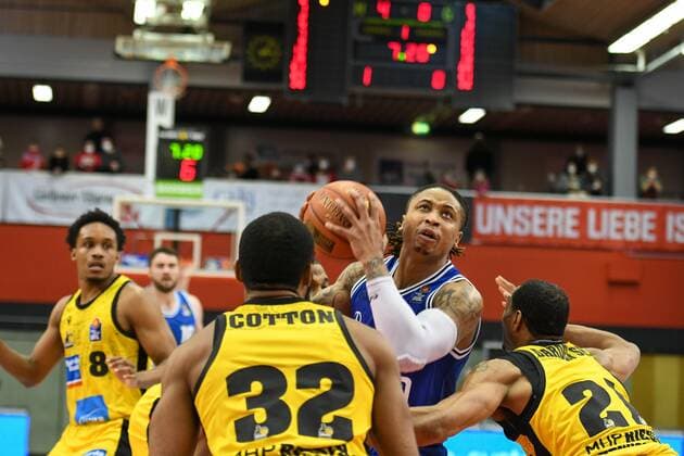 T J Williams 23 matchday, Basketball Bundesliga, Basketball season 2021 2022, Germany, easyCredit BBL, Germany, Giessen 46ers, giessen blue, men, Jobstairs GIESSEN 46ers MHP Riesen Ludwigsburg,men, Ludwigsburg in yellow