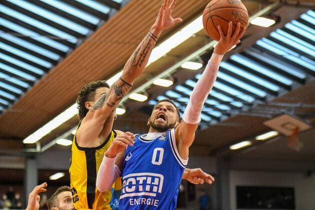 Kendale McCullum, Jonah Radebaugh 23 matchday, Basketball Bundesliga, Basketball season 2021 2022, Germany, easyCredit BBL, Germany, Giessen 46ers, giessen blue, men, Jobstairs GIESSEN 46ers MHP Riesen Ludwigsburg,men, Ludwigsburg in yellow