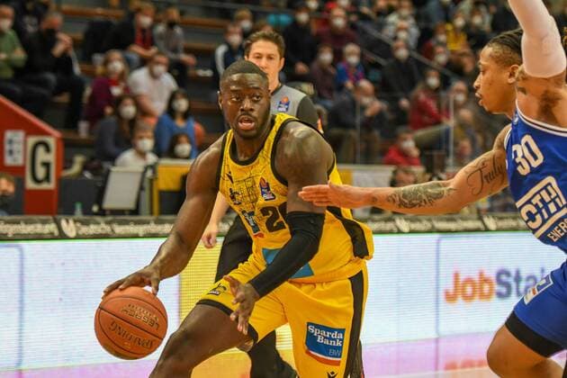 Rawle Alkins, T J Williams 23 matchday, Basketball Bundesliga, Basketball season 2021 2022, Germany, easyCredit BBL, Germany, Giessen 46ers, giessen blue, men, Jobstairs GIESSEN 46ers MHP Riesen Ludwigsburg,men, Ludwigsburg in yellow