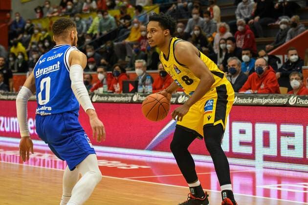 Kendale McCullum, James Woodard 23 matchday, Basketball Bundesliga, Basketball season 2021 2022, Germany, easyCredit BBL, Germany, Giessen 46ers, giessen blue, men, Jobstairs GIESSEN 46ers MHP Riesen Ludwigsburg,men, Ludwigsburg in yellow