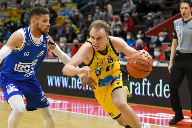 Kendale McCullum, Lukas Herzog 23 matchday, Basketball Bundesliga, Basketball season 2021 2022, Germany, easyCredit BBL, Germany, Giessen 46ers, giessen blue, men, Jobstairs GIESSEN 46ers MHP Riesen Ludwigsburg,men, Ludwigsburg in yellow