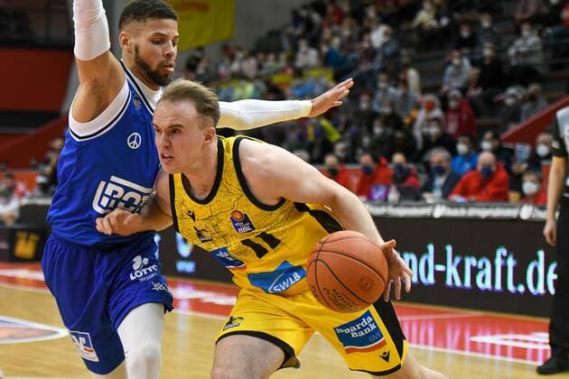 Kendale McCullum, Lukas Herzog 23 matchday, Basketball Bundesliga, Basketball season 2021 2022, Germany, easyCredit BBL, Germany, Giessen 46ers, giessen blue, men, Jobstairs GIESSEN 46ers MHP Riesen Ludwigsburg,men, Ludwigsburg in yellow