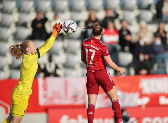 Munich, Germany 06 March 2022 Football, Womens Bundesliga, Season 2021 2022, FC Bayern München 1 FC Köln, Campus Manon Klett 1 FC Köln li with Klara Bühl Buehl FC Bayern München re in aerial combat DFB regulations prohibit any use of photographs as image sequences and or quasi video