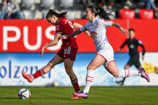 v li Jovana Damnjanovic FC Bayern Munich, FCB, 9 Francesca Calo Cologne, 2 in duel, duel, tackle, dynamic, action, action, 06 03 2022, Munich Germany , Football, Flyeralarm Frauen Bundesliga, FC Bayern Munich 1 FC Cologne, DFB DFL REGULATIONS PROHIBIT ANY USE OF PHOTOGRAPHS AS IMAGE SEQUENCES AND OR QUASI VIDEO xslx