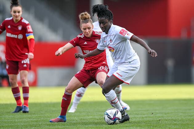 v li Linda Dallmann FC Bayern Munich, FCB, 10 Eunice Beckmann Cologne, 11 in duel, duel, tackle, dynamics, action, action, 06 03 2022, Munich Germany , Football, Flyeralarm Womens Bundesliga, FC Bayern Munich 1 FC Cologne, DFB DFL REGULATIONS PROHIBIT ANY USE OF PHOTOGRAPHS AS IMAGE SEQUENCES AND OR QUASI VIDEO xslx