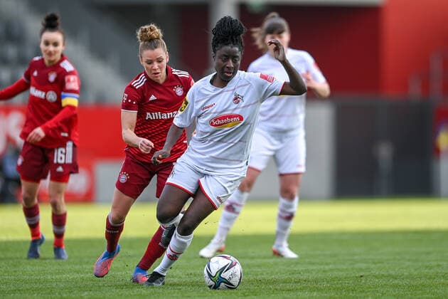 v li Linda Dallmann FC Bayern Munich, FCB, 10 Eunice Beckmann Cologne, 11 in duel, duel, tackle, dynamics, action, action, 06 03 2022, Munich Germany , Football, Flyeralarm Womens Bundesliga, FC Bayern Munich 1 FC Cologne, DFB DFL REGULATIONS PROHIBIT ANY USE OF PHOTOGRAPHS AS IMAGE SEQUENCES AND OR QUASI VIDEO xslx