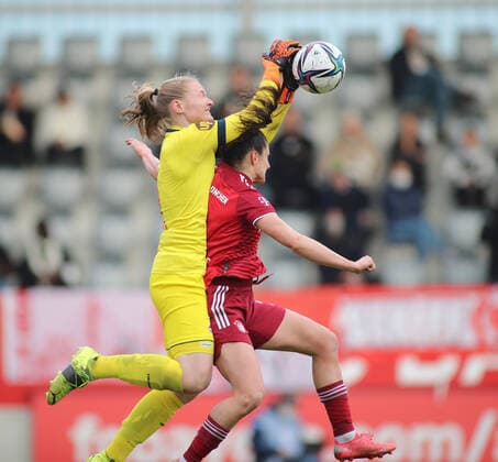 Munich, Germany 06 March 2022 Football, Womens Bundesliga, Season 2021 2022, FC Bayern Munich 1 FC Cologne, Campus Manon Klett 1 FC Cologne li with Jovana Damnjanovic FC Bayern Munich re in duel DFB regulations prohibit any use of photographs as image sequences and or quasi video