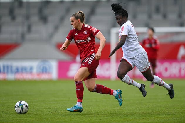 v li Klara Bühl FC Bayern Munich, FCB, 17 Eunice Beckmann Cologne, 11 in duel, duel, tackle, dynamics, action, action, 06 03 2022, Munich Germany , Football, Flyeralarm Womens Bundesliga, FC Bayern Munich 1 FC Cologne, DFB DFL REGULATIONS PROHIBIT ANY USE OF PHOTOGRAPHS AS IMAGE SEQUENCES AND OR QUASI VIDEO xslx