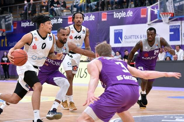 Nelson Weidemann Niners Chemnitz on the ball , Akeem Vargas BG Goettingen , Darion Atkins Niners Chemnitz , Harald Frey BG Goettingen front , Basketball, Bundesliga, BBL, BG Goettingen Niners Chemnitz , 06 03 2022, BG Goettingen Niners Chemnitz, Basketball, Bundesliga, GER, BBL, 06 03 2022 Goettingen Copyright: xEibner-Pressefotox-xRolandxSippelx