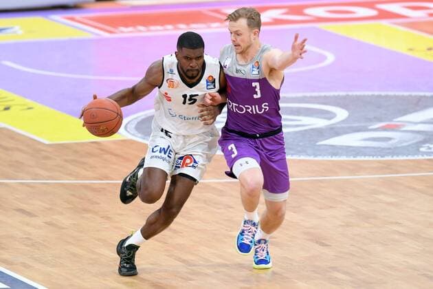 Frantz Massenat Niners Chemnitz on the ball , Harald Frey BG Goettingen R , Basketball, Bundesliga, BBL, BG Goettingen Niners Chemnitz , 06 03 2022, BG Goettingen Niners Chemnitz, Basketball, Bundesliga, GER, BBL, 06 03 2022 Goettingen Copyright: xEibner-Pressefotox-xRolandxSippelx