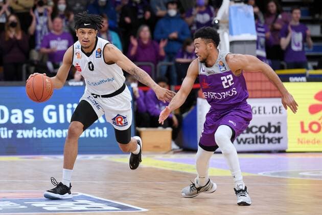 Nelson Weidemann Niners Chemnitz on the ball , Stephen Brown Jr BG Goettingen R , Basketball, Bundesliga, BBL, BG Goettingen Niners Chemnitz , 06 03 2022, BG Goettingen Niners Chemnitz, Basketball, Bundesliga, GER, BBL, 06 03 2022 Goettingen Copyright: xEibner-Pressefotox-xRolandxSippelx