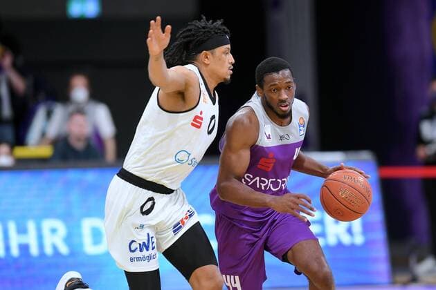 Kamar Baldwin BG Goettingen on the ball , Nelson Weidemann Niners Chemnitz L , Basketball, Bundesliga, BBL, BG Goettingen Niners Chemnitz , 06 03 2022, BG Goettingen Niners Chemnitz, Basketball, Bundesliga, GER, BBL, 06 03 2022 Goettingen Copyright: xEibner-Pressefotox-xRolandxSippelx