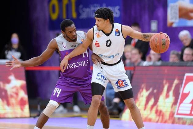 Nelson Weidemann Niners Chemnitz on the ball , Kamar Baldwin BG Goettingen L , Basketball, Bundesliga, BBL, BG Goettingen Niners Chemnitz , 06 03 2022, BG Goettingen Niners Chemnitz, Basketball, Bundesliga, GER, BBL, 06 03 2022 Goettingen Copyright: xEibner-Pressefotox-xRolandxSippelx