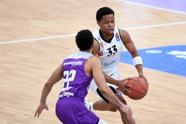 Eric Washington Niners Chemnitz on the ball , Stephen Brown Jr BG Goettingen L , Basketball, Bundesliga, BBL, BG Goettingen Niners Chemnitz , 06 03 2022, BG Goettingen Niners Chemnitz, Basketball, Bundesliga, GER, BBL, 06 03 2022 Goettingen Copyright: xEibner-Pressefotox-xRolandxSippelx