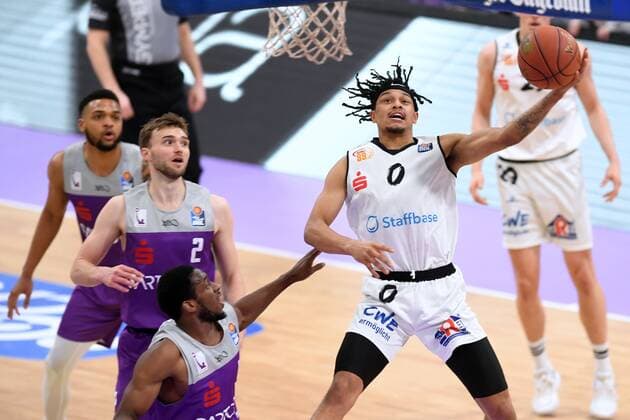 Nelson Weidemann Niners Chemnitz on the ball , Jake Toolson BG Goettingen , Kamar Baldwin BG Goettingen L, front , Basketball, Bundesliga, BBL, BG Goettingen Niners Chemnitz , 06 03 2022, BG Goettingen Niners Chemnitz, Basketball, Bundesliga, GER, BBL, 06 03 2022 Goettingen Copyright: xEibner-Pressefotox-xRolandxSippelx