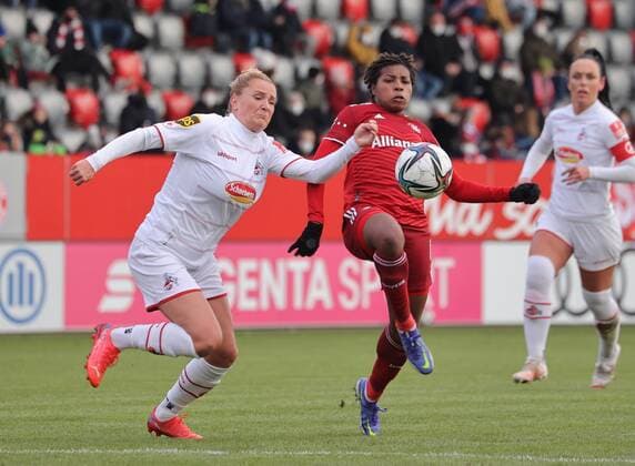 Koelns 9 ACHCINSKA in a duel with Bayerns 6 Lineth BEERENSTEYN Womens soccer, FC Bayern Koeln, on 6 03 2022 Womens soccer Bundesliga, FC Bayern Munich 1 FC Köln, season 2021 2022, in Munich, F C B A Y E R N C A M P U S, Germany source copyright credit Oryk HAIST x1DX33758x