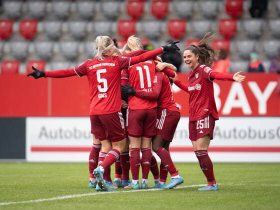 Hanna Glas 5 FC Bayern Munich , Lea Schüller 11 FC Bayern Munich , Viviane Asseyi 18 FC Bayern Munich , Marina Hegering 27 FC Bayern Munich cheer for the goal to 2 0 at the Flyeralarm womens Bundesliga match FC Bayern Munich 1 FC Cologne on 06 03 2022