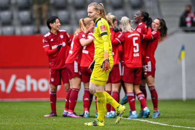 Manon Klett goalkeeper, Cologne, 1 looking disappointed, disappointment, frustration, disappointed, pessimistic, in the background the players of FC Bayern cheer the goal to 2 0, 06 03 2022, Munich Germany , Football, Flyeralarm Frauen Bundesliga, FC Bayern München 1 FC Köln, DFB DFL REGULATIONS PROHIBIT ANY USE OF PHOTOGRAPHS AS IMAGE SEQUENCES AND OR QUASI VIDEO xslx