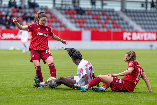 Sarah Zadrazil FC Bayern Muenchen Frauen, 25 and Klara Buehl FC Bayern Muenchen Frauen, 17 against Eunice Beckmann 1 FC Köln, 11 FC Bayern Muenchen Frauen against 1 FC Koeln, Football, Womens Bundesliga, Matchday 15, Season 2021 2022, 06 03 2022 DFL DFB REGULATES PROHIBIT ANY USE OF PHOTOGRAPHS as IMAGE SEQUENCES and or QUASI VIDEO FC Bayern Muenchen Women vs 1 FC Koeln, Football, Womens Bundesliga, Matchday 15, Season 2021 2022, 06 03 2022 Muenchen Copyright: xEibnerxPressefotox xHeikexFeinerx EP_HFR