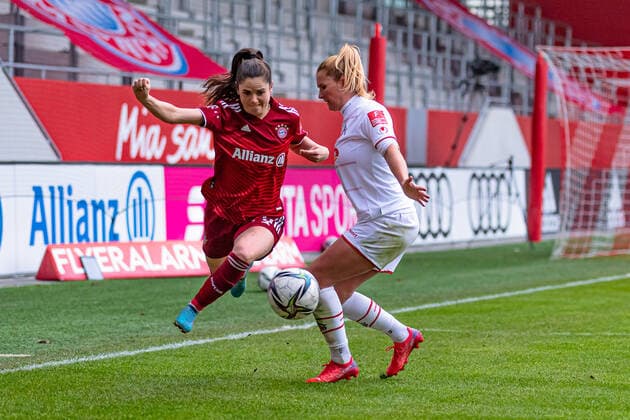 Sarah Zadrazil FC Bayern Muenchen Women, 25 vs Rachel Rinast 1 FC Cologne, 31 FC Bayern Muenchen Women vs 1 FC Koeln, Football, Women Bundesliga, 15 Matchday, Season 2021 2022, 06 03 2022 DFL DFB REGULATES PROHIBIT ANY USE OF PHOTOGRAPHS as IMAGE SEQUENCES and or QUASI VIDEO FC Bayern Muenchen Women vs 1 FC Koeln, Football, Women Bundesliga, 15 Matchday, Season 2021 2022, 06 03 2022 Muenchen Copyright: xEibnerxPressefotox xHeikexFeinerx EP_HFR