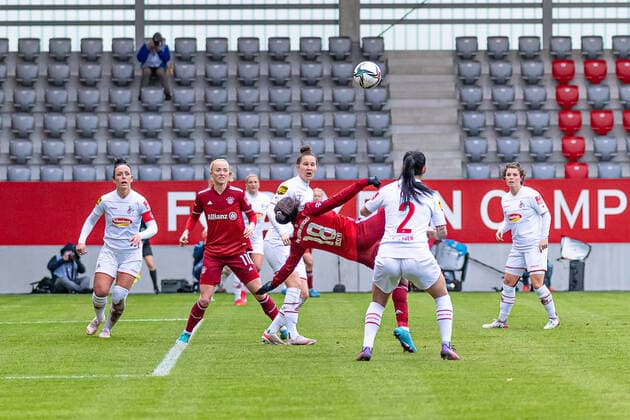 Lea Schueller FC Bayern Muenchen Frauen, 11 watches Viviane Asseyi FC Bayern Muenchen Frauen, 18 scoring her dream goal with a bicycle kick to 2 0 FC Bayern Muenchen Frauen vs 1 FC Koeln, Football, Womens Bundesliga, Matchday 15, Saison 2021 2022, 06 03 2022 DFL DFB REGULATIONS PROHIBIT ANY USE OF PHOTOGRAPHS as IMAGE SEQUENCES and or QUASI VIDEO FC Bayern Muenchen Frauen gegen 1 FC Koeln, Fussball, Frauen Bundesliga, 15 Spieltag, Saison 2021 2022, 06 03 2022 Muenchen Copyright: xEibnerxPressefotox xHeikexFeinerx EP_HFR