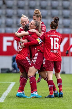 Lea Schueller FC Bayern Muenchen Frauen, 11 , Linda Dallmann FC Bayern Muenchen Frauen, 10 , Klara Buehl FC Bayern Muenchen Frauen, 17 and Lina Magull FC Bayern Muenchen Frauen, 16 about their dream goal by overhead kick to 2 0 FC Bayern Muenchen Frauen against 1 FC Koeln, Fussball, Frauen Bundesliga, 15 Spieltag, Saison 2021 2022, 06 03 2022 DFL DFB REGULATIONS PROHIBIT ANY USE OF PHOTOGRAPHS as IMAGE SEQUENCES and or QUASI VIDEO FC Bayern Muenchen Frauen gegen 1 FC Koeln, Fussball, Frauen Bundesliga, 15 Spieltag, Saison 2021 2022, 06 03 2022 Muenchen Copyright: xEibnerxPressefotox xHeikexFeinerx EP_HFR
