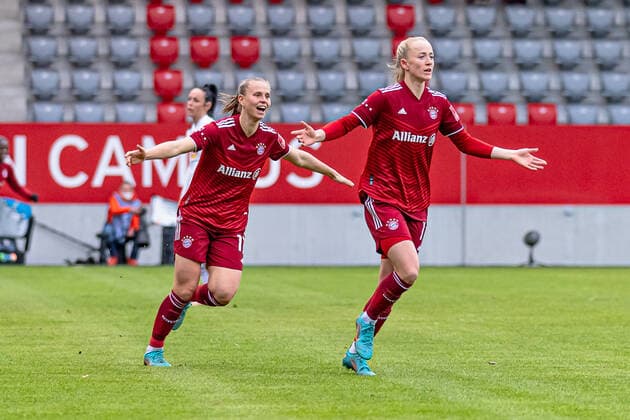 Lea Schueller FC Bayern Muenchen Frauen, 11 cheers here followed by Klara Buehl FC Bayern Muenchen Frauen, 17 her goal to 1 0 FC Bayern Muenchen Frauen against 1 FC Koeln, Football, Womens Bundesliga, Matchday 15, Season 2021 2022, 06 03 2022 DFL DFB REGULATES PROHIBIT ANY USE OF PHOTOGRAPHS as IMAGE SEQUENCES and or QUASI VIDEO FC Bayern Muenchen Women vs 1 FC Koeln, Football, Womens Bundesliga, 15 Matchday, Season 2021 2022, 06 03 2022 Muenchen Copyright: xEibnerxPressefotox xHeikexFeinerx EP_HFR