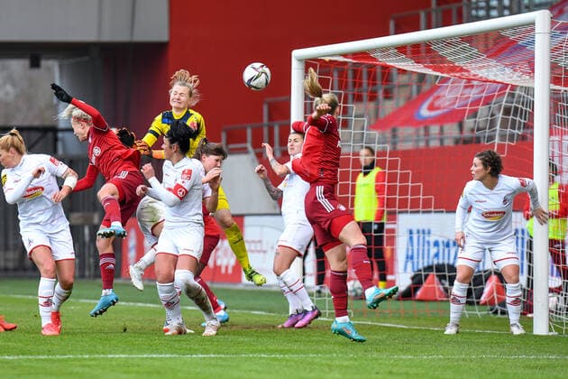 Penalty area scene Hanna Glas FC Bayern München, FCB, 5 2 v li scores the goal to 3 0 with his hand, 06 03 2022, Munich Germany , Football, Flyeralarm Frauen Bundesliga, FC Bayern München 1 FC Köln, DFB DFL REGULATIONS PROHIBIT ANY USE OF PHOTOGRAPHS AS IMAGE SEQUENCES AND OR QUASI VIDEO xslx