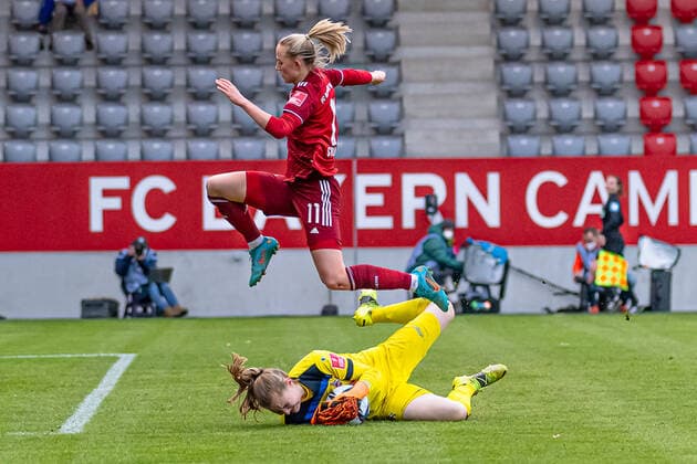 Lea Schueller FC Bayern Muenchen Frauen, 11 sprint fair over Manon Klett Torfrau, 1 FC Köln, 1 away FC Bayern Muenchen Frauen vs 1 FC Koeln, Football, Womens Bundesliga, Matchday 15, Season 2021 2022, 06 03 2022 DFL DFB REGULATES PROHIBIT ANY USE OF PHOTOGRAPHS as IMAGE SEQUENCES and or QUASI VIDEO FC Bayern Muenchen Women vs 1 FC Koeln, Football, Womens Bundesliga, 15 Matchday, Season 2021 2022, 06 03 2022 Muenchen Copyright: xEibnerxPressefotox xHeikexFeinerx EP_HFR