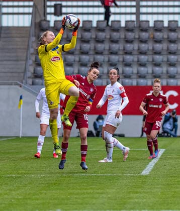 Manon Klett goalkeeper, 1 FC Köln, 1 picks a ball in front of Lina Magull FC Bayern Muenchen Frauen, 16 down FC Bayern Muenchen Frauen vs 1 FC Koeln, Football, Womens Bundesliga, Matchday 15, Season 2021 2022, 06 03 2022 DFL DFB REGULATES PROHIBIT ANY USE OF PHOTOGRAPHS as IMAGE SEQUENCES and or QUASI VIDEO FC Bayern Muenchen Women vs 1 FC Koeln, Football, Womens Bundesliga, Matchday 15, Season 2021 2022, 06 03 2022 Muenchen Copyright: xEibnerxPressefotox xHeikexFeinerx EP_HFR