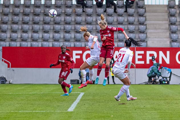 Viviane Asseyi FC Bayern Muenchen Frauen, 18 watches Lea Schueller FC Bayern Muenchen Frauen, 11 , header that leads to 4 0 against Rachel Rinast 1 FC Köln, 31 and Peggy Kuznik 1 FC Köln, 21 FC Bayern Muenchen Frauen vs 1 FC Koeln, Fussball, Frauen Bundesliga, 15 Spieltag, Saison 2021 2022, 06 03 2022 DFL DFB REGULATIONS PROHIBIT ANY USE OF PHOTOGRAPHS as IMAGE SEQUENCES and or QUASI VIDEO FC Bayern Muenchen Frauen gegen 1 FC Koeln, Fussball, Frauen Bundesliga, 15 Spieltag, Saison 2021 2022, 06 03 2022 Muenchen Copyright: xEibnerxPressefotox xHeikexFeinerx EP_HFR